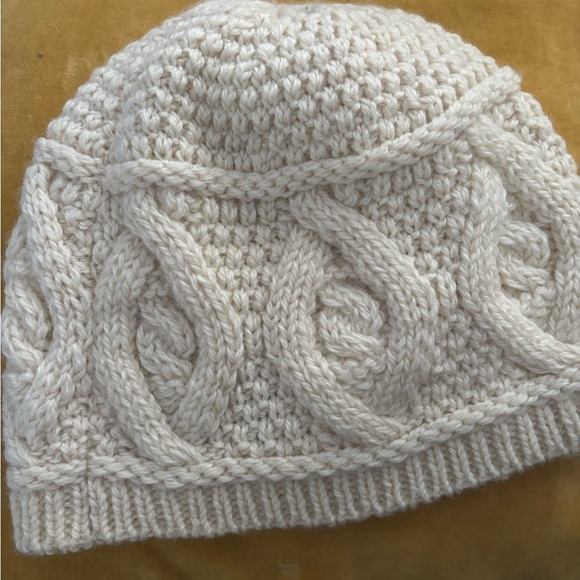 hand knit Accessories - 563A Elegant wool Cream cable Knit toque